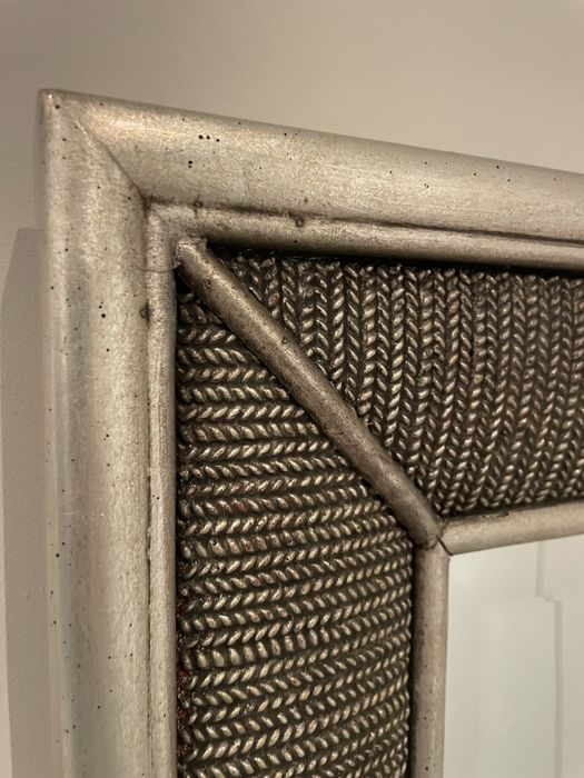 lustro w pięknie zdobiinej solidnej drewnianej ramie