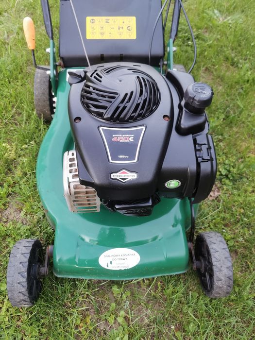 kosiarka urządzenie spalinowa do pielęgnacji terenów płaskich.