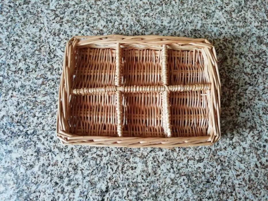 Pequeno tabuleiro em palha/verga