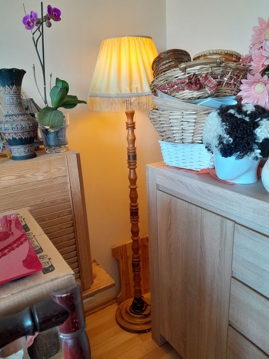 Lampa stojąca drewniana z elementami mosiądzu PRL-u