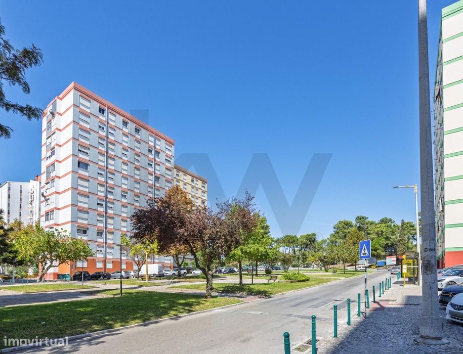 T2 Em Miratejo | Corroios | 1.º Andar | Potencial Para Remodelação Tot