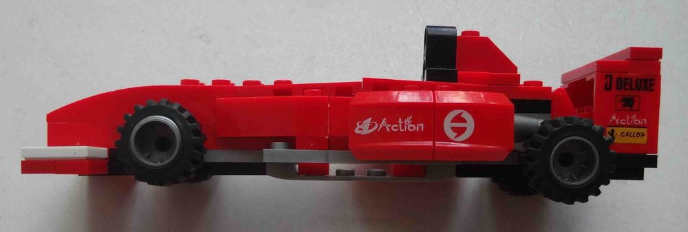 Красная гоночная машина LEGO