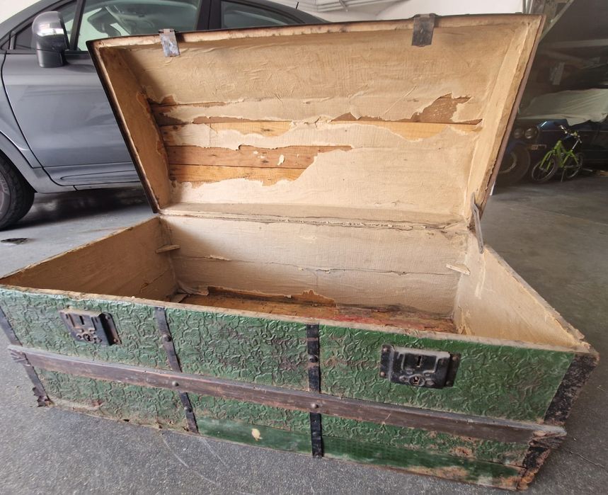 Arca de viagem antiga para restaurar