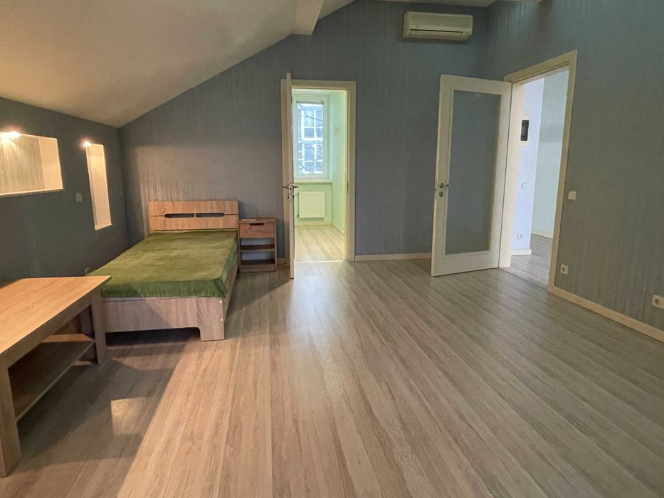 Будинок з ремонтом  на ділянці 18 соток в центральній частині Бучі