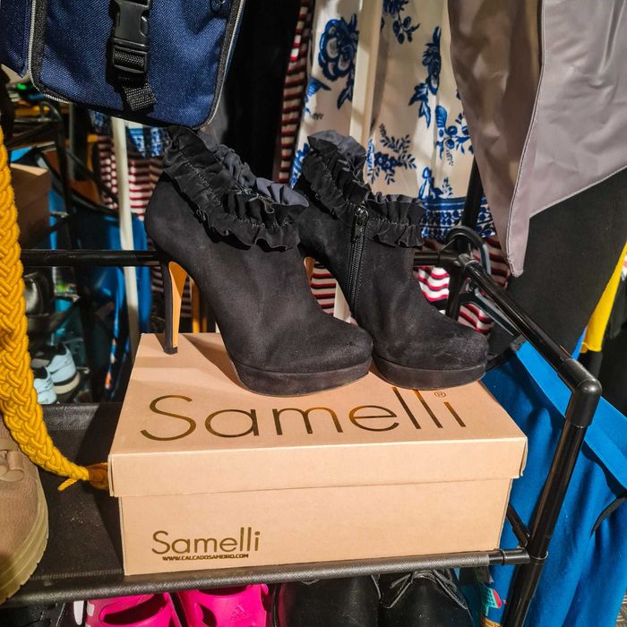 Botins Samelli Camurça Preta com Folhos – Tam.: 37 (Made in Portugal)