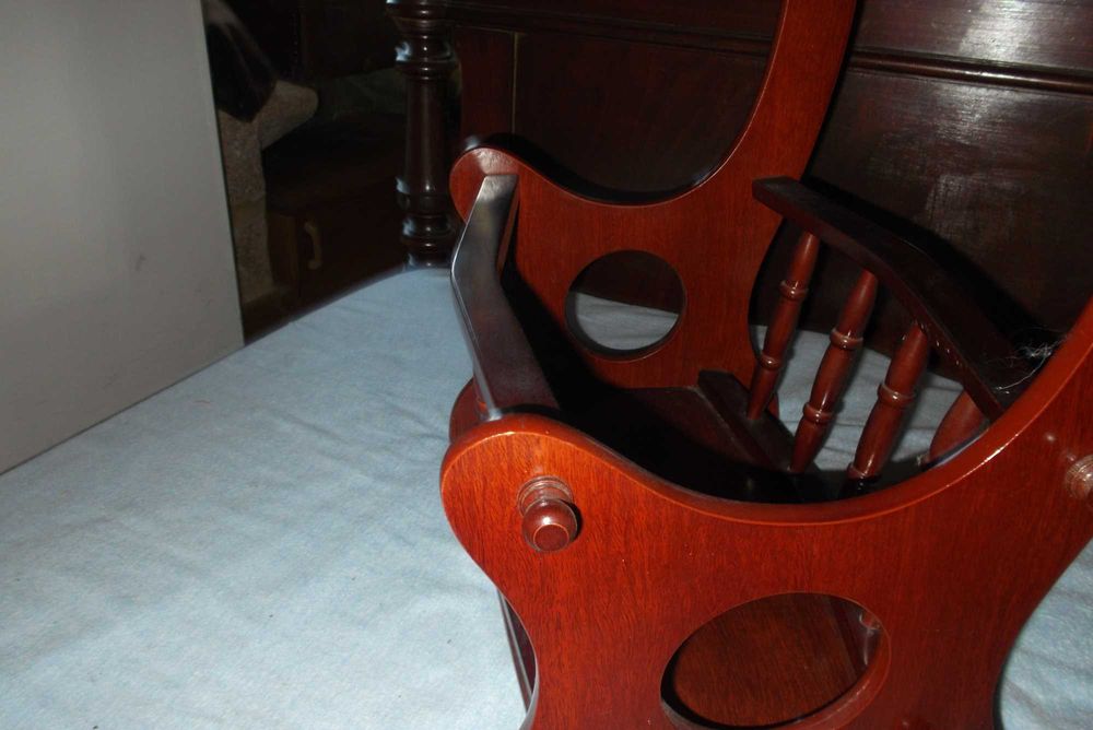 Pequena mesa revisteira-apoio a sofá-muito interessante