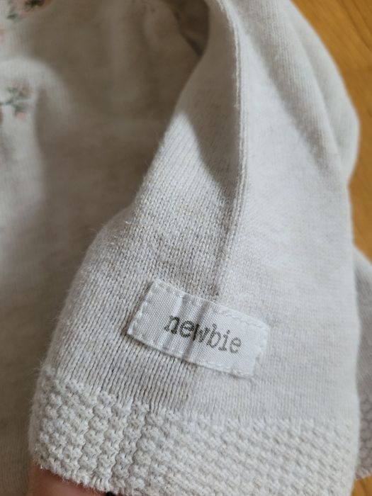 Beżowy sweterek Newbie z haftem dla dziewczynki 86 rozpinany stan bdb