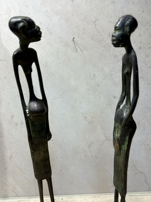 2 antigas esculturas femninas africanas em bronze 27 cm de altura