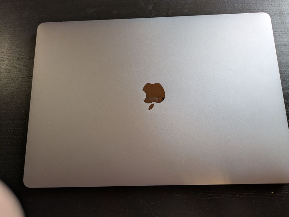 Vendo MacBook Pro Touch Bar Cinzento Sideral  15'' - 16 GB/256 SSD/i7