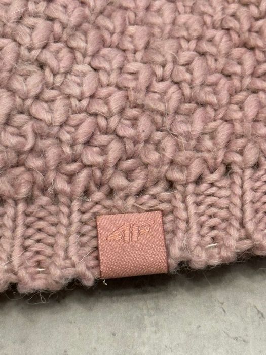 Czapka zimowa damska 4f różowa z pomponem