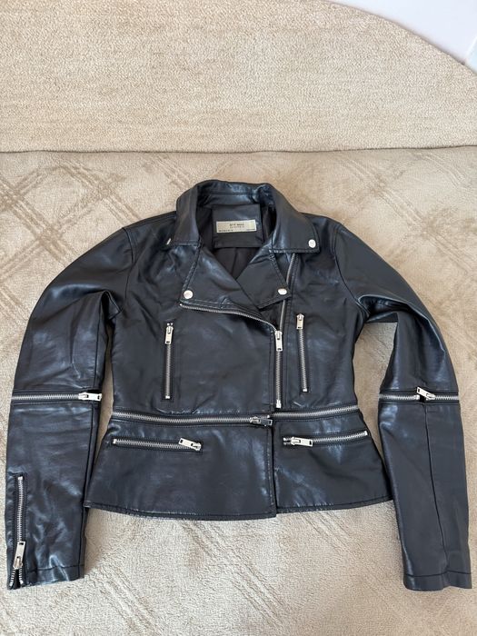 Жіноча шкірянка- трансформер в ідеальному стані