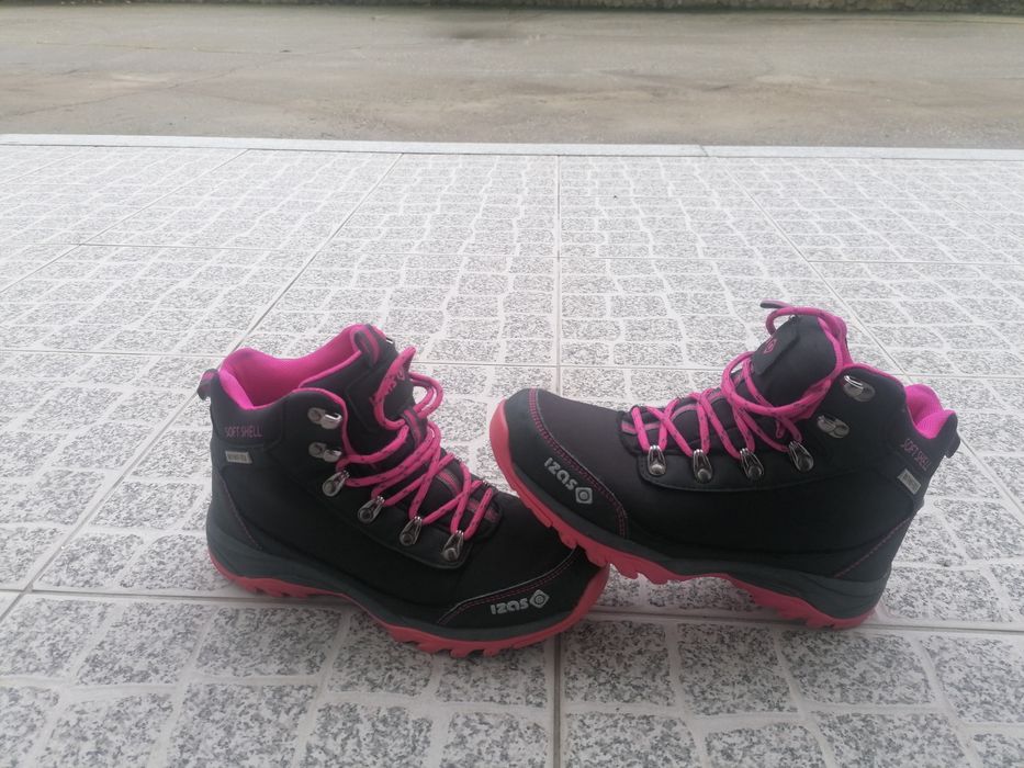 Botas pretas e rosa.