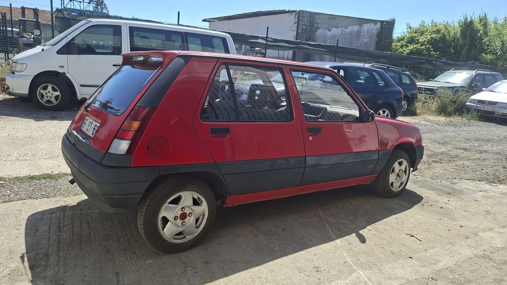 Renault 5 vermelho de 1989