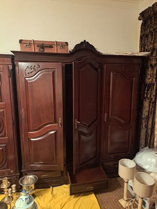 Roupeiro / guarda roupa em madeira