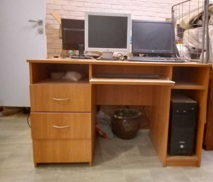 Продам столы , шкафи,  мониторы , стиралку и посудумоечн машины