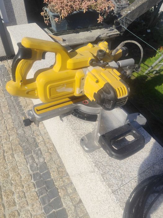 Serra de esquadria Dewalt