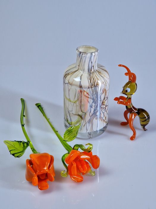 Szklany zestaw kwiatuszki w wazonie i mróweczka