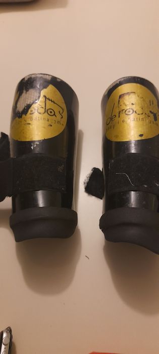 Caneleiras para hóquei em patins