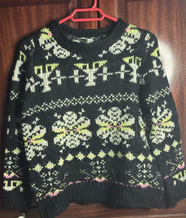 Camisola de malha preta com padrão multicolor