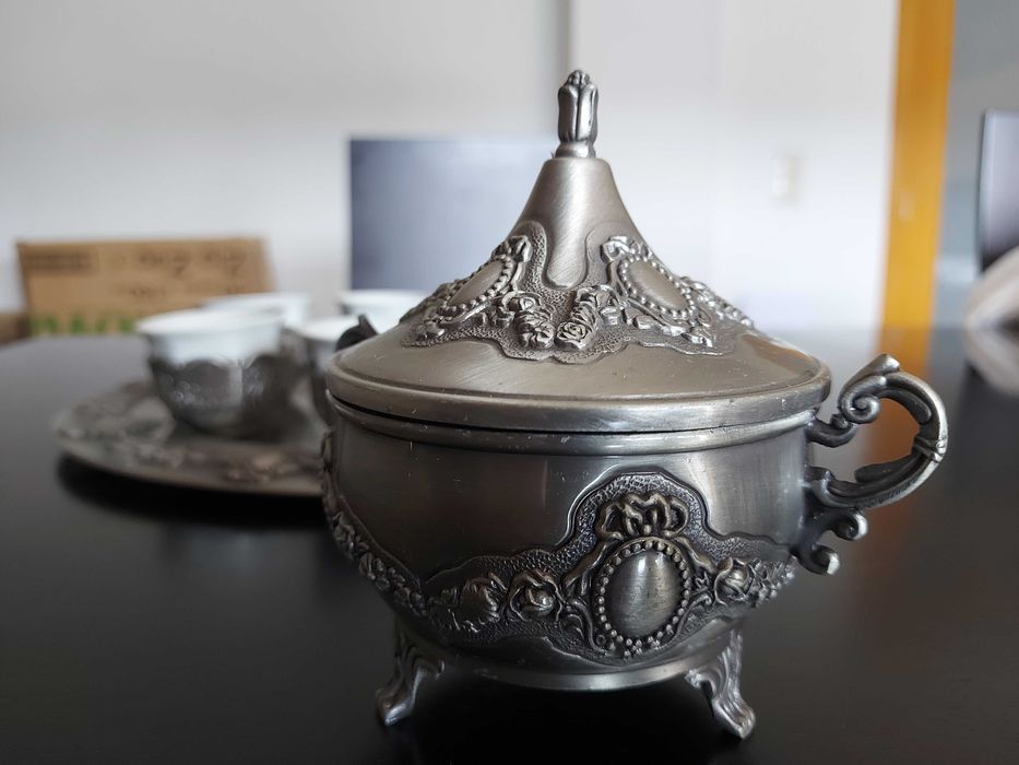 Conjunto Café em Porcelana e Metal c/ Prato + Açucareiro + 6 Chávenas