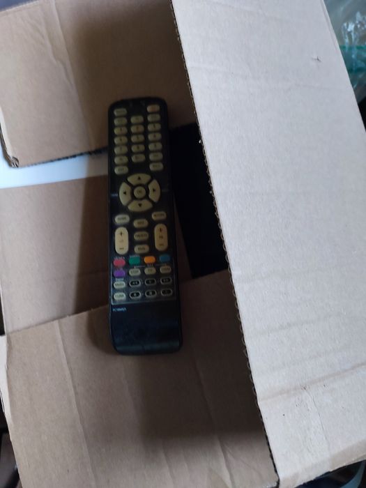 Telewizor tv Thomson  z uchwytem na ścianę   pilot