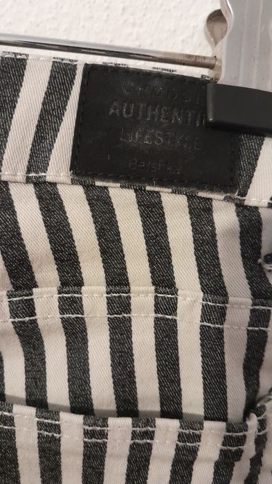 Calças skinny rasgadas Bershka riscas brancas e pretas