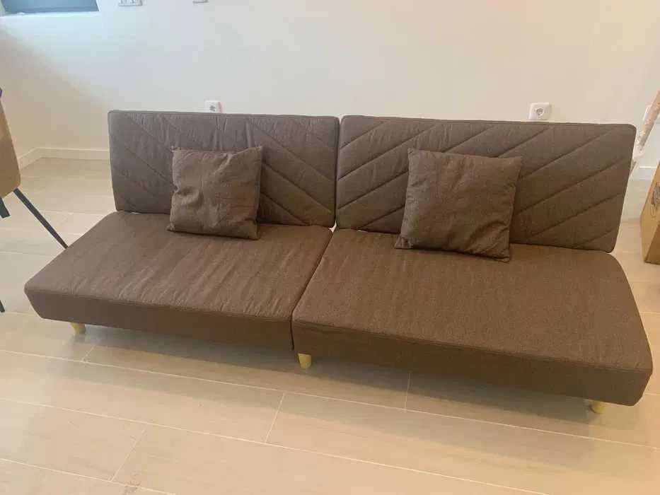 Sofá-cama castanho tecido com duas almofadas (2m x 1m)