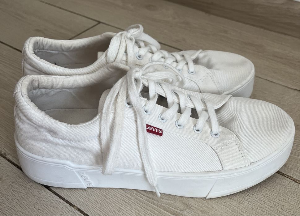 Білі кросівки/кеди бренду Levi's, 41 розмір