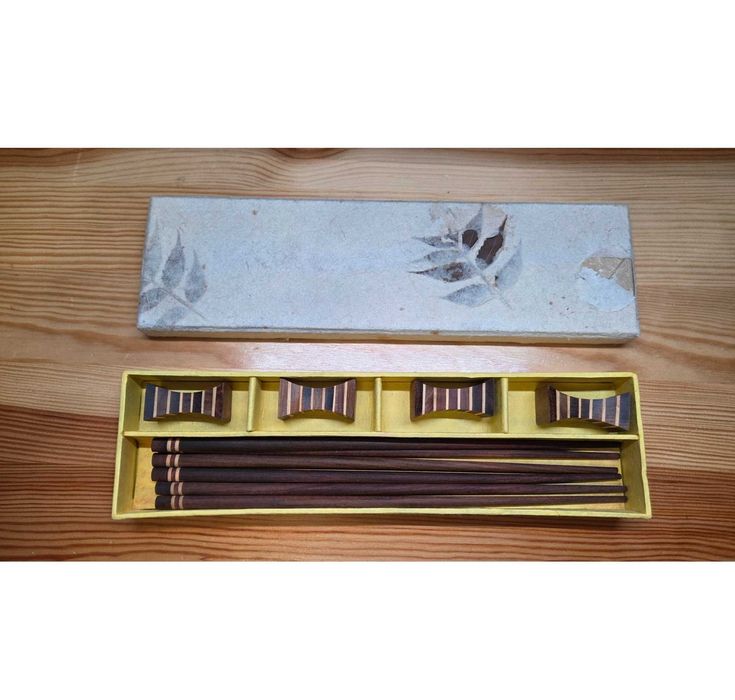 Pałeczki do sushi drewniane w pudełku.