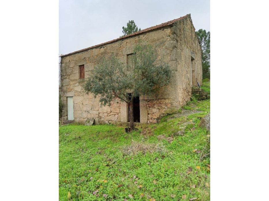 Quinta na Serra da Estrela com Duas Casas em Pedra, Nascentes e um ...