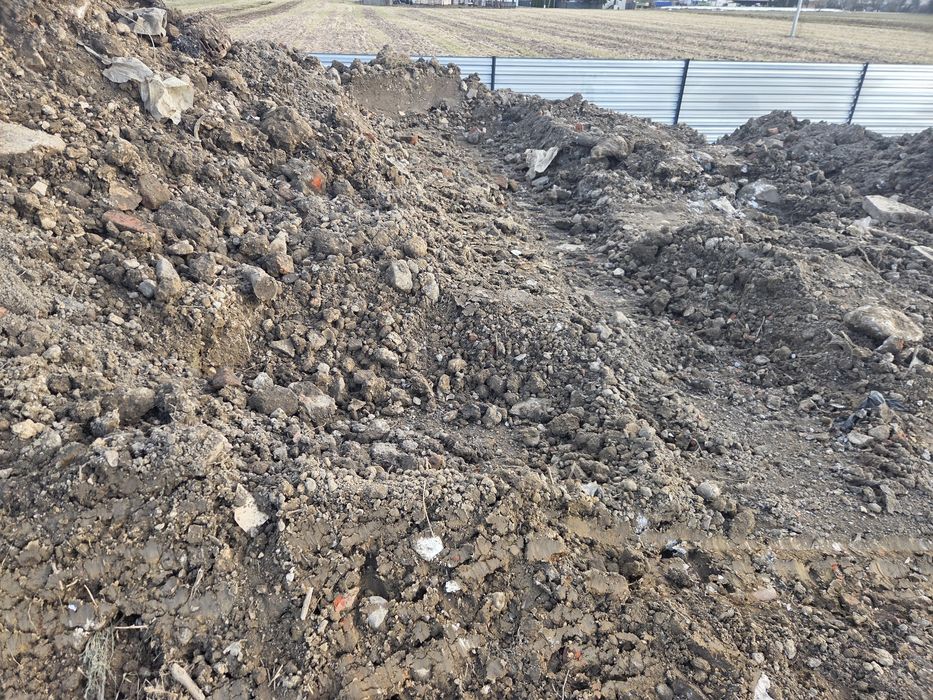 Oddam ziemię na podniesienie terenu  gruz