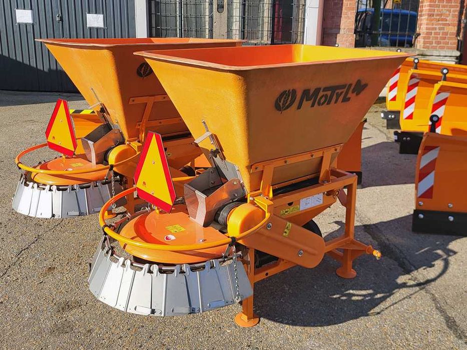 Rozsiewacz MOTYL POM Augustów piaskarka posypywarka solarka piasku sól