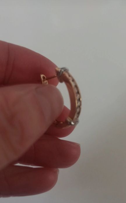 Złoty kolczyk z diamentami 585