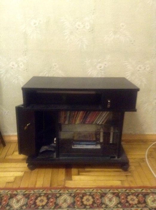 Продам тумбочку под телевизор б-у.
