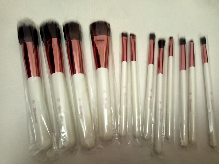 BH cosmetics zestaw 12 profesjonalnych pędzli do makijażu