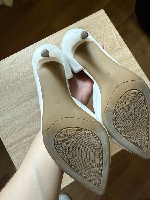 Жіночі білі туфлі на підборах