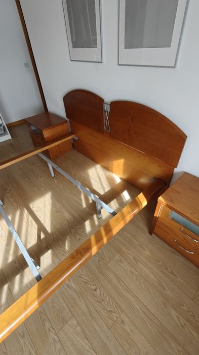 Cama de casal cerejeira + mesinhas cabeceira 140x190