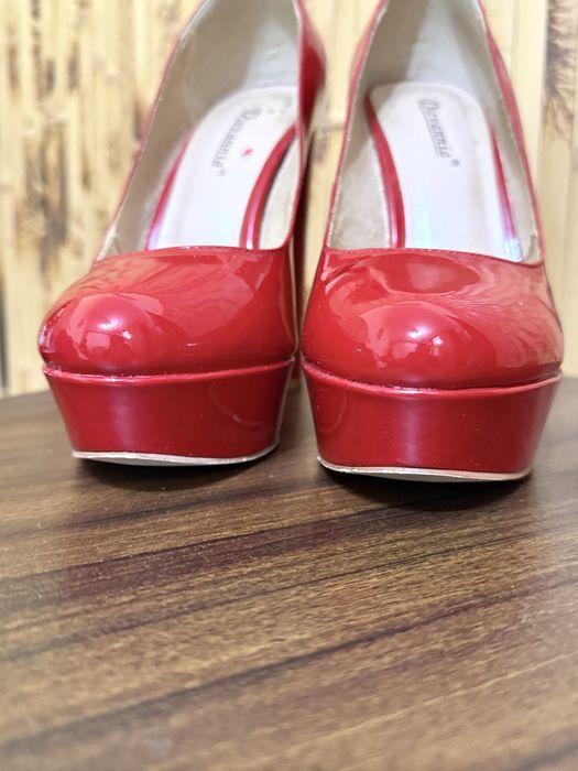 Шкірані лаковані туфлі 37 розмір