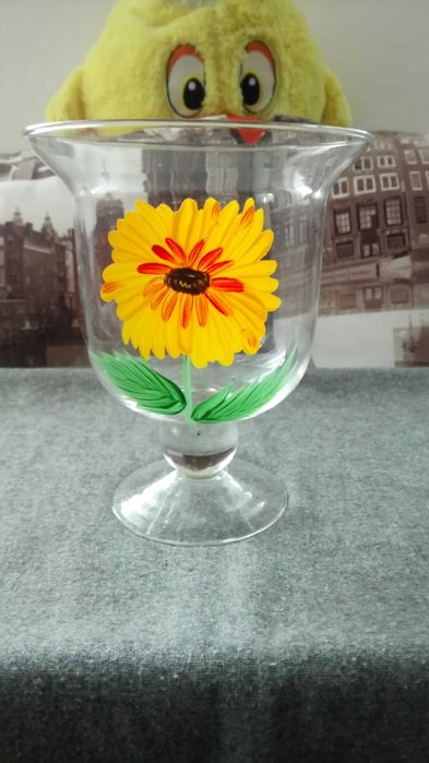 Различные вазы для цветов.