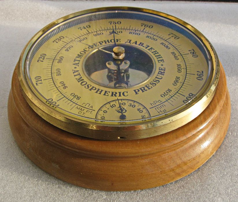 Барометр-анероид  с термометром УТЁС.