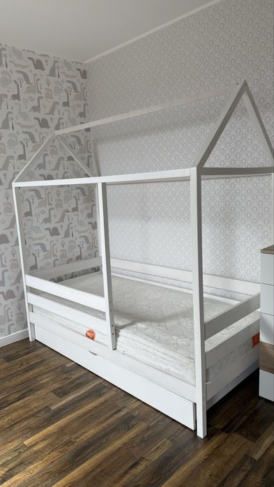 Ліжко дитяче дереʼяне у формі будиночка 2 шт