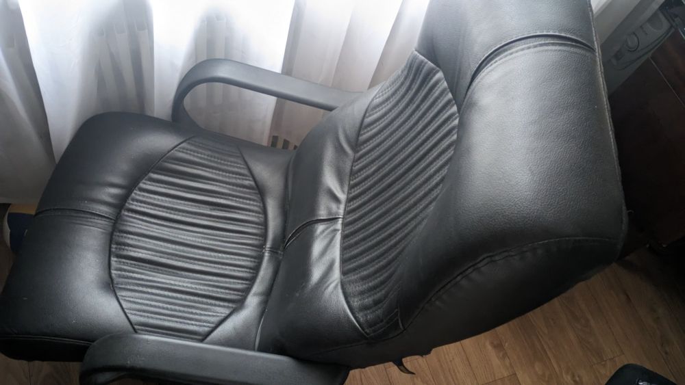 Чорне шкіряне крісло для керівника