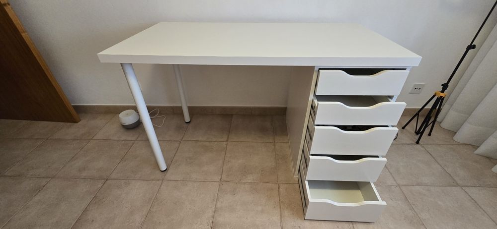 Mesa IKEA com gavetas e prateleiras