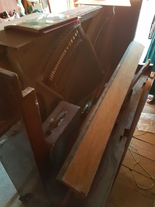 Уламки сучасного німецького піаніно.