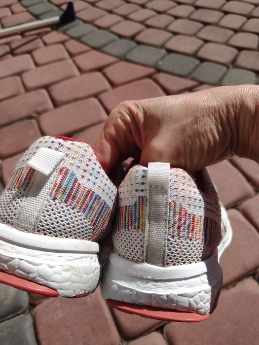 Buty adidasy z materiału zapinane na rzepy , bardzo wygodne