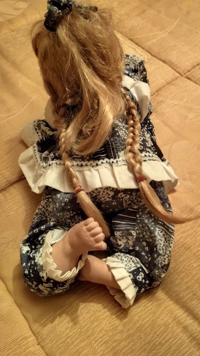 Boneca em porcelana.