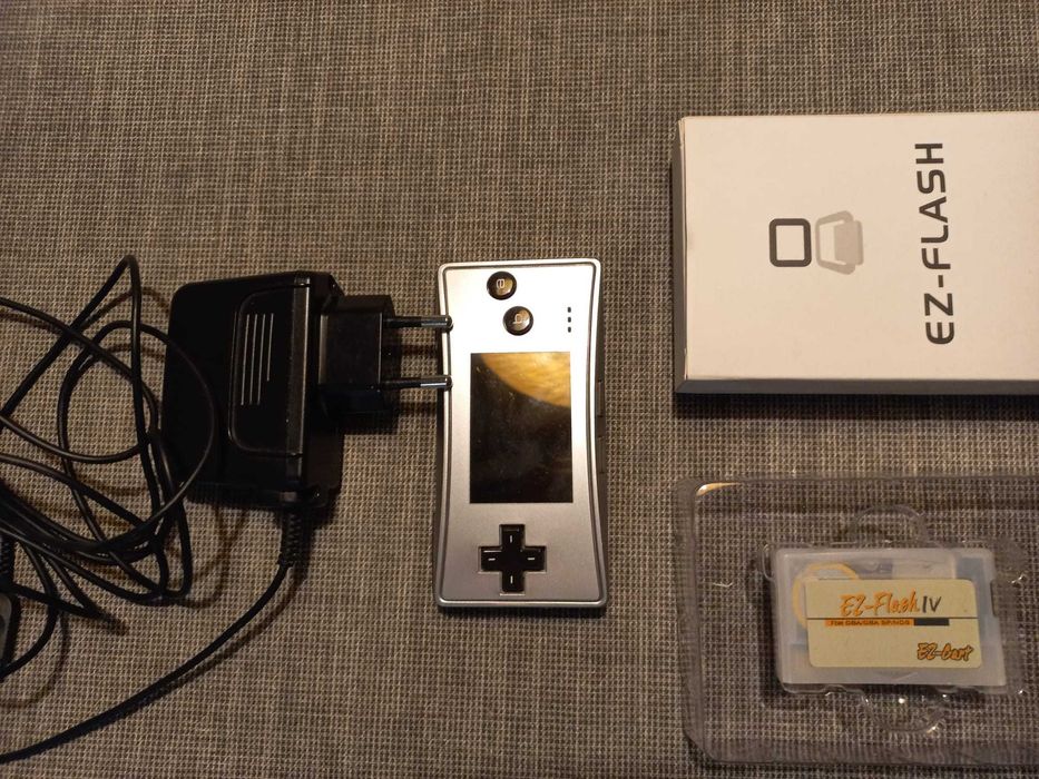 Nintendo Game Boy Micro + EZ Flash IV