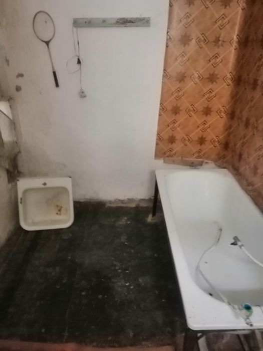 Продам  будинок в центрі села.