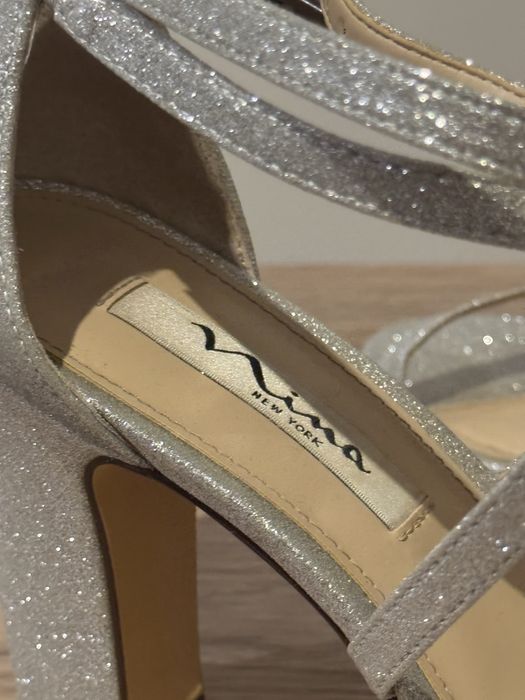 Nina New York Silver Glitter Rhinestone Strappy Flared Block Heel Sandals buty na obcasie