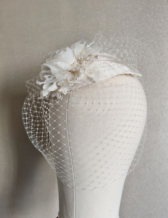 Woalka ślubna kremowa. Ivory toczek z woalką ślubną. Ozdoba do włosów